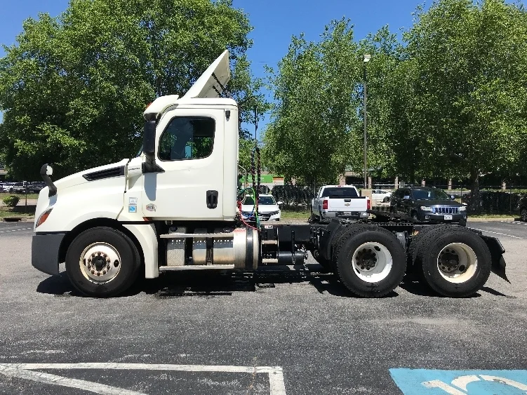 2018 Freightliner Cascadia - image 4