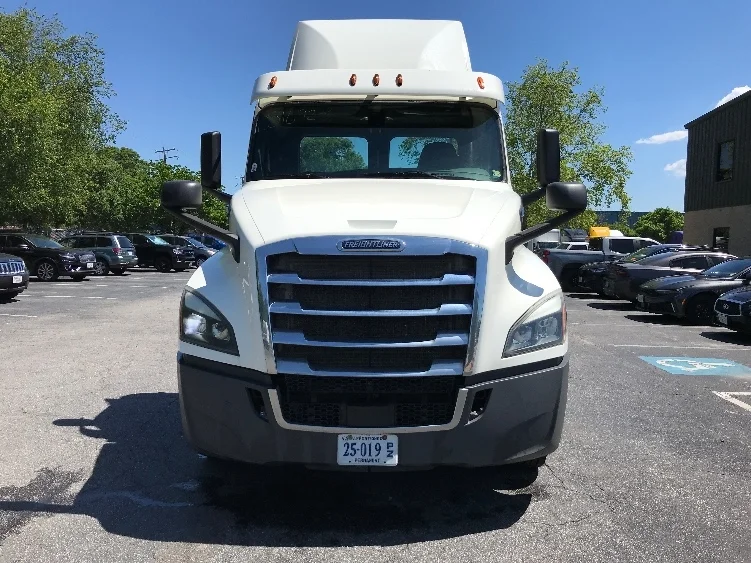 2018 Freightliner Cascadia - image 2