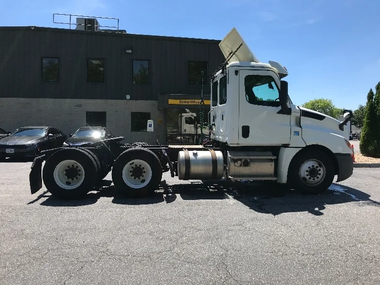 2018 Freightliner Cascadia - image 8