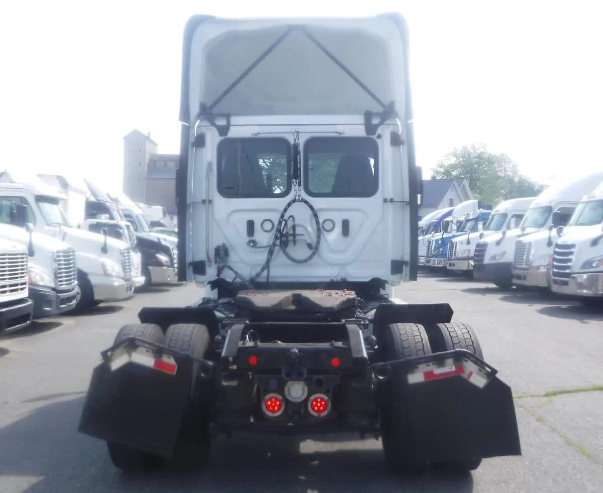 2019 Freightliner Cascadia in Springfield, MA — photo 5