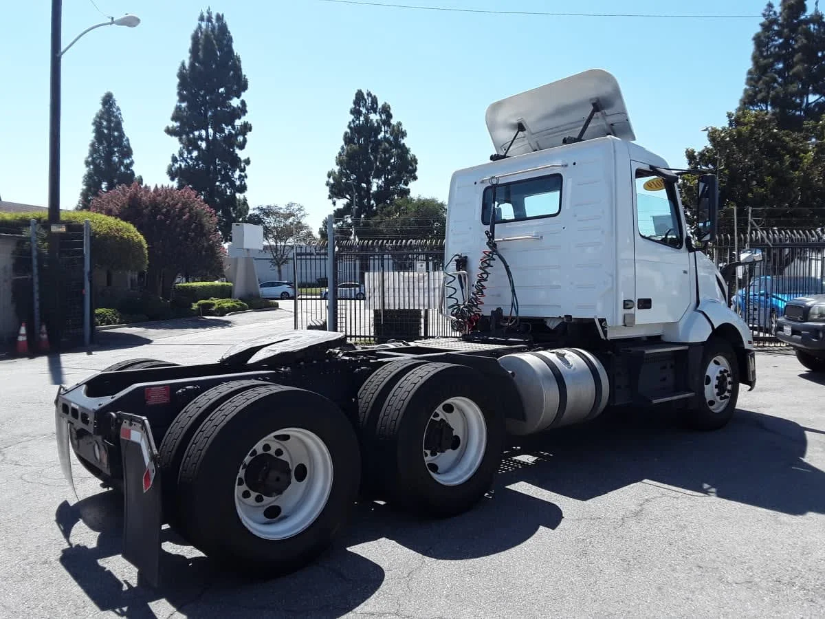 2019 Volvo VNL 860 in Montebello, CA — photo 4