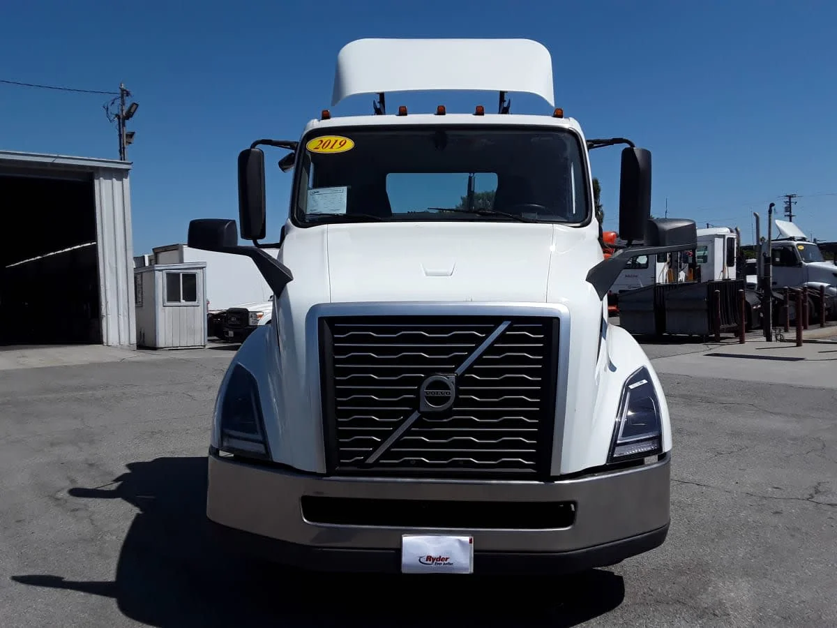 2019 Volvo VNL 860 in Montebello, CA — photo 2