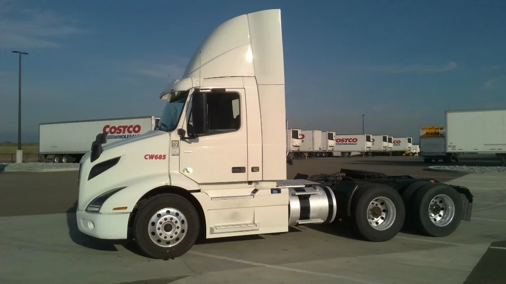 2021 Volvo VNR 640 - image 4