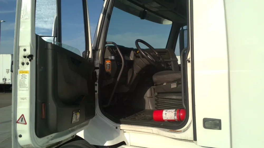 2021 Volvo VNR 640 - image 9