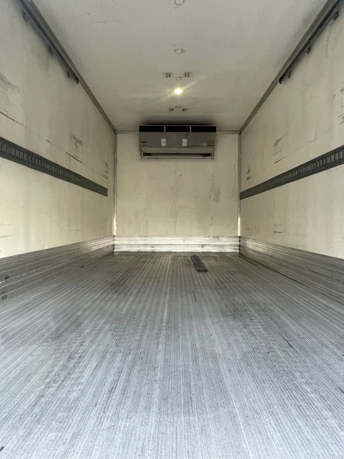 2019 Isuzu NPR - image 9