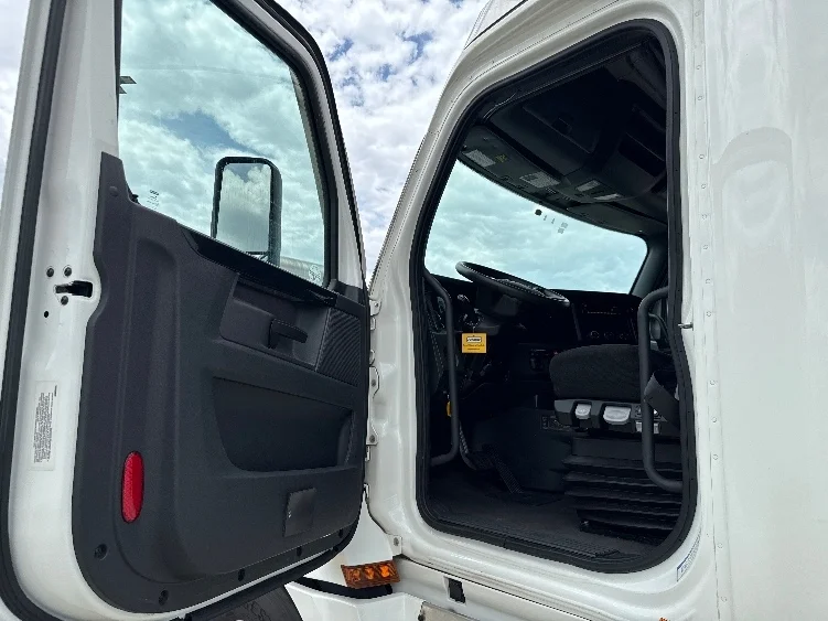 2024 Freightliner Cascadia in Salt Lake City, UT — photo 9