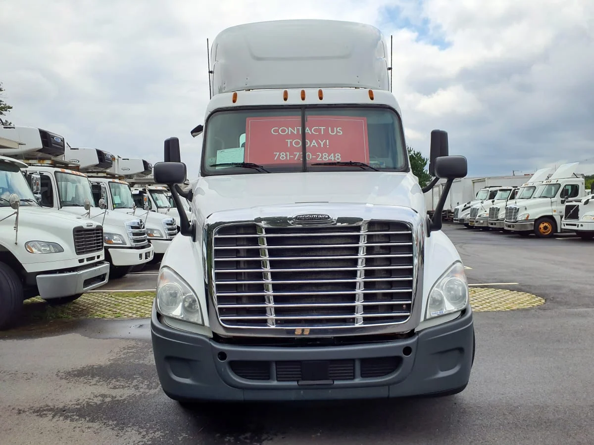 2016 Freightliner Cascadia - image 2