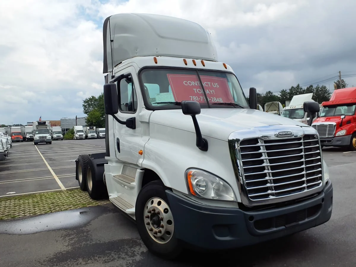 2016 Freightliner Cascadia - image 3