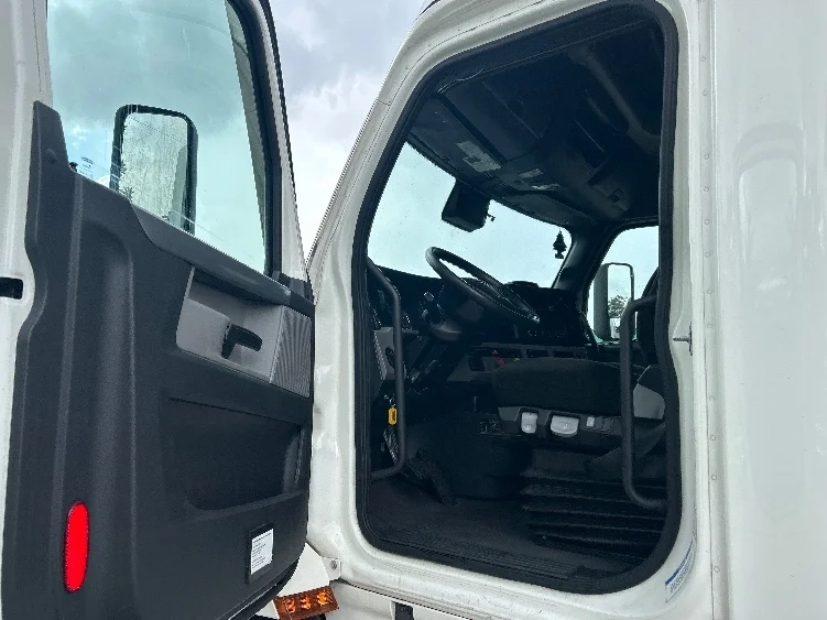 2021 Freightliner Cascadia - image 8