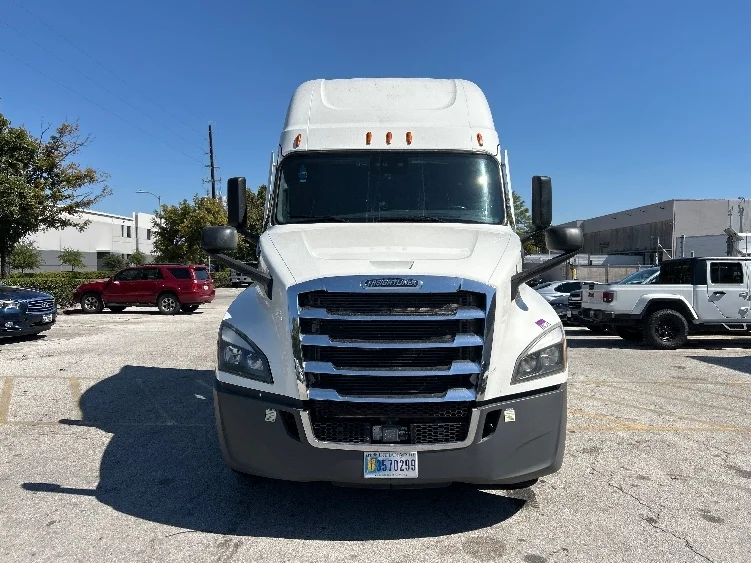 2021 Freightliner Cascadia - image 2