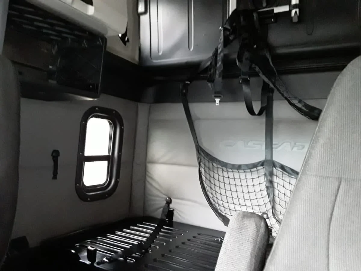 2020 Freightliner Cascadia - image 9