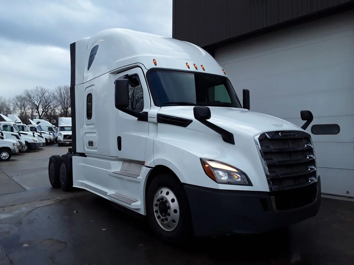 2020 Freightliner Cascadia - image 3