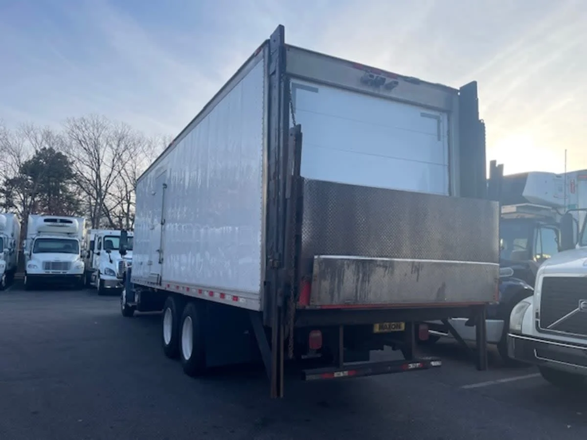 2018 Freightliner M2 106 in Farmingdale, NY — photo 6