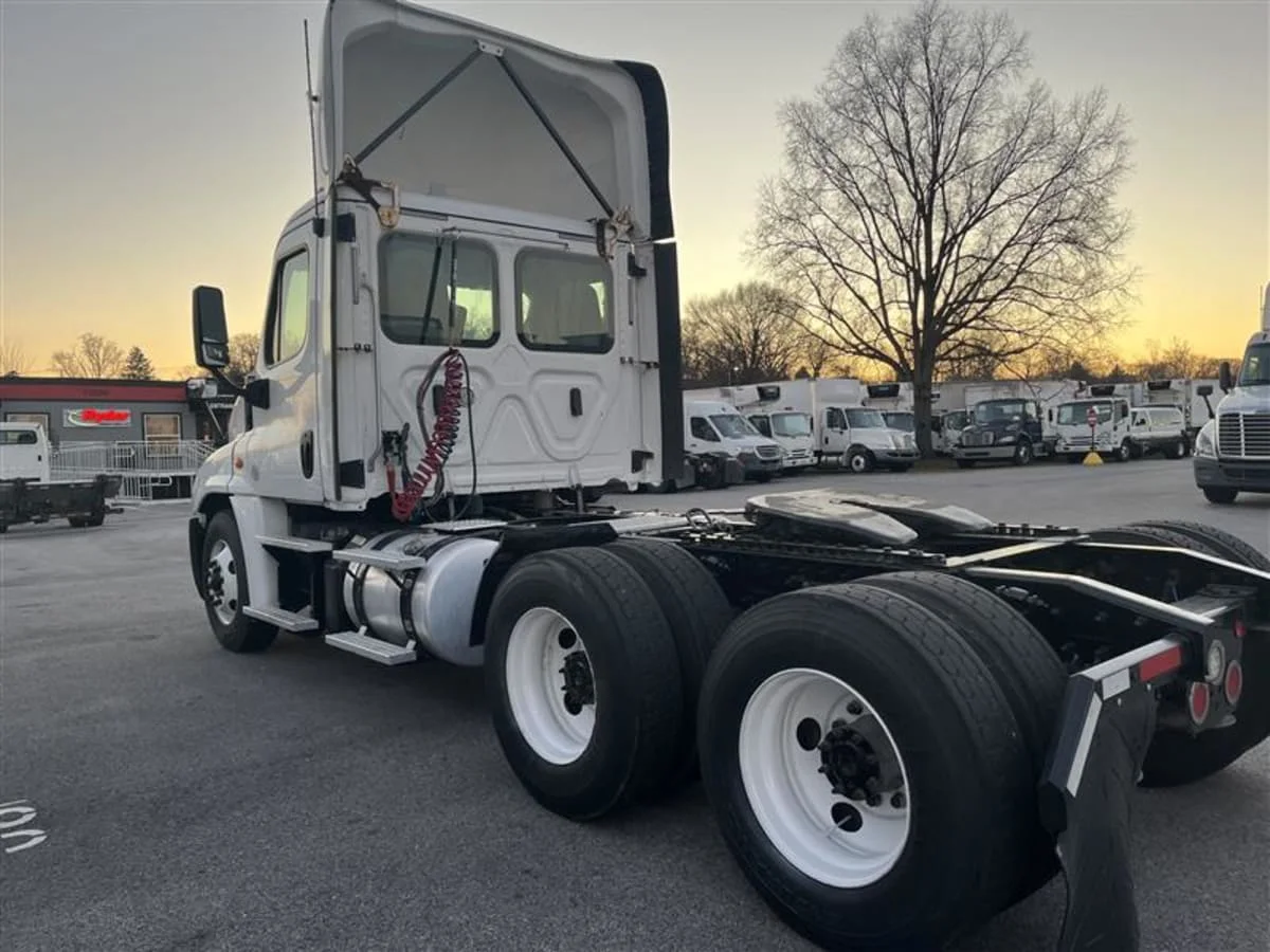 2019 Freightliner Cascadia - image 6