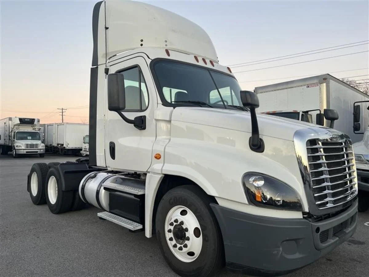 2019 Freightliner Cascadia - image 3