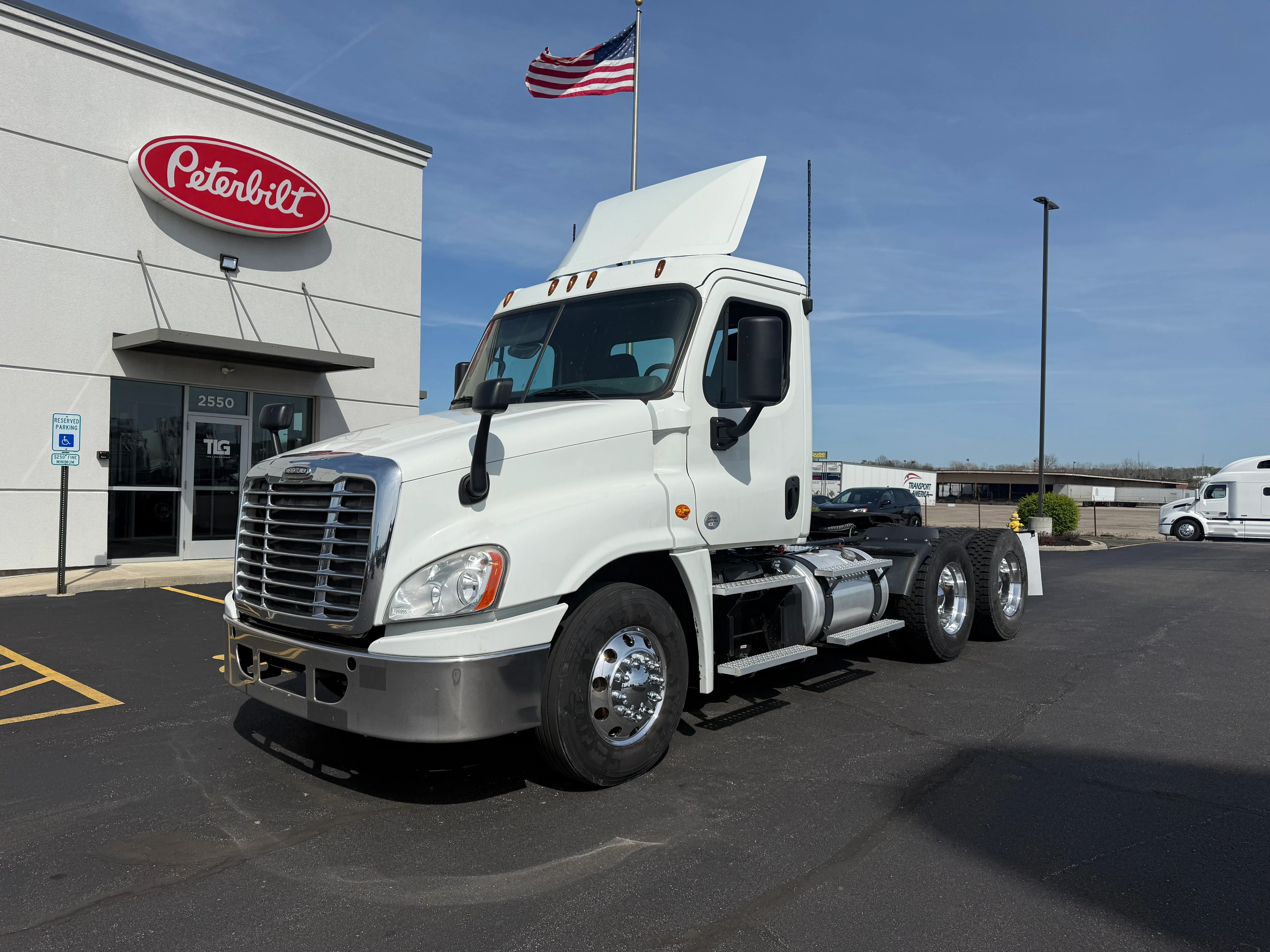 2019 Freightliner Cascadia - image 1