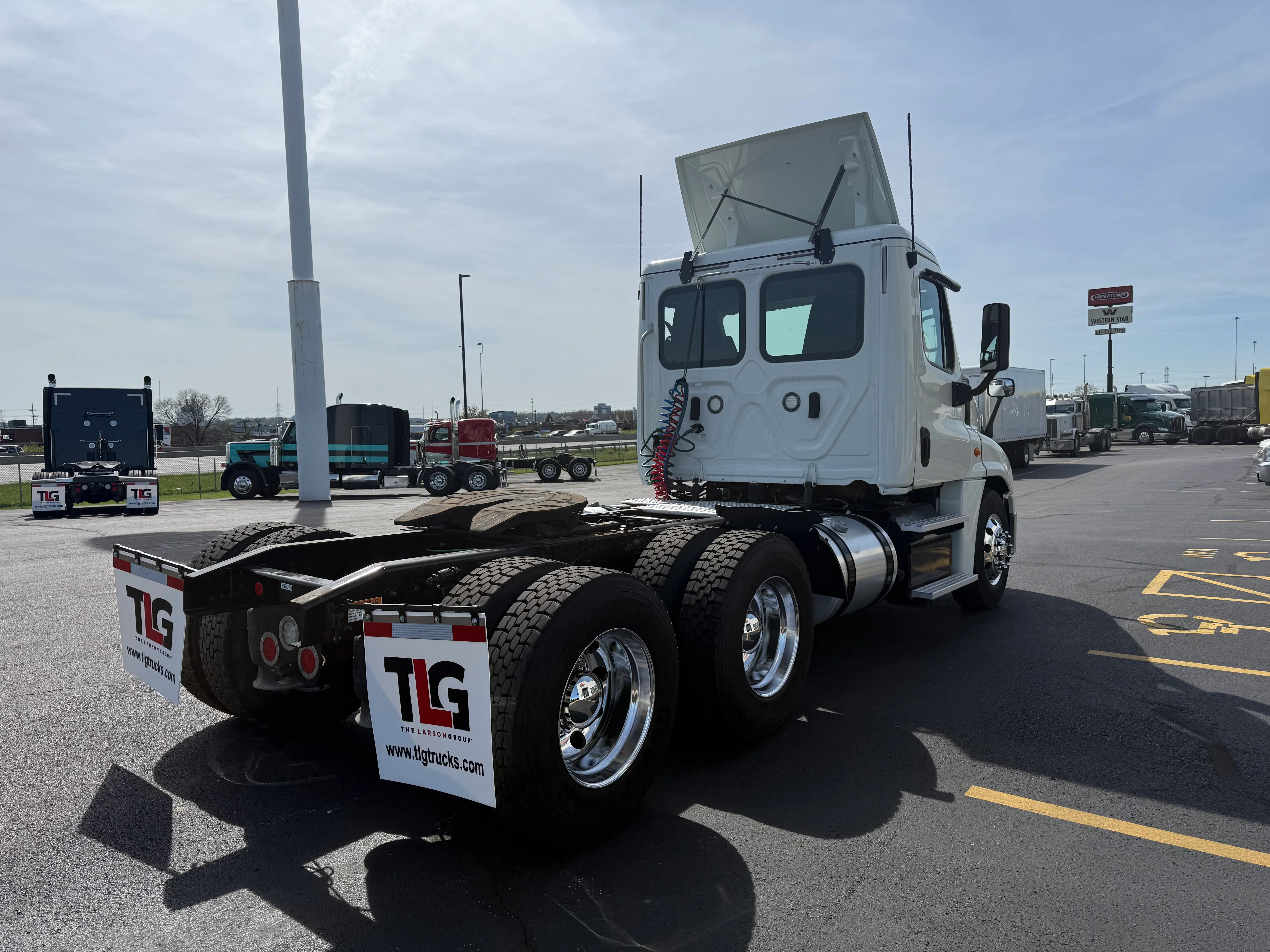 2019 Freightliner Cascadia - image 5