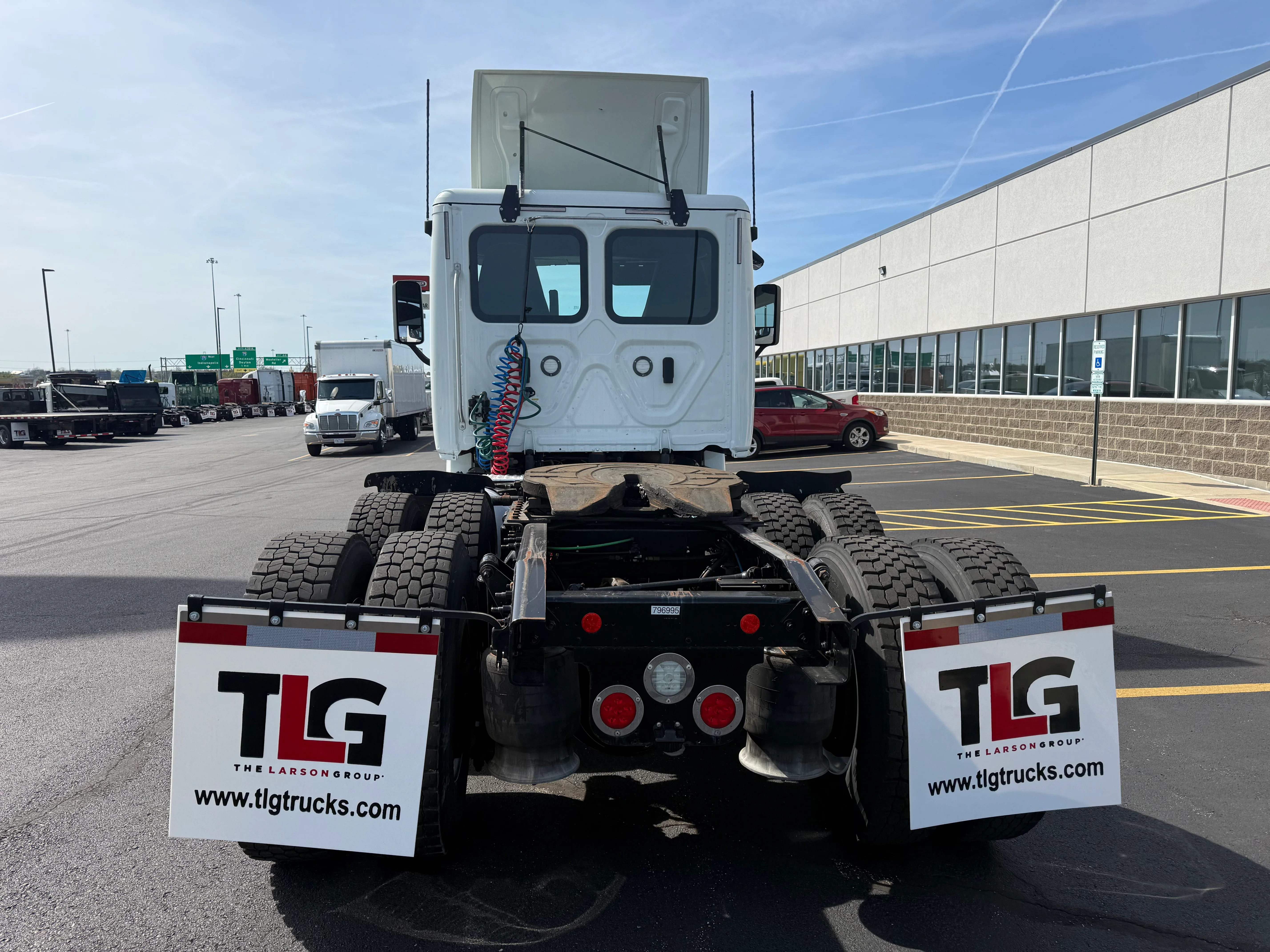 2019 Freightliner Cascadia - image 4