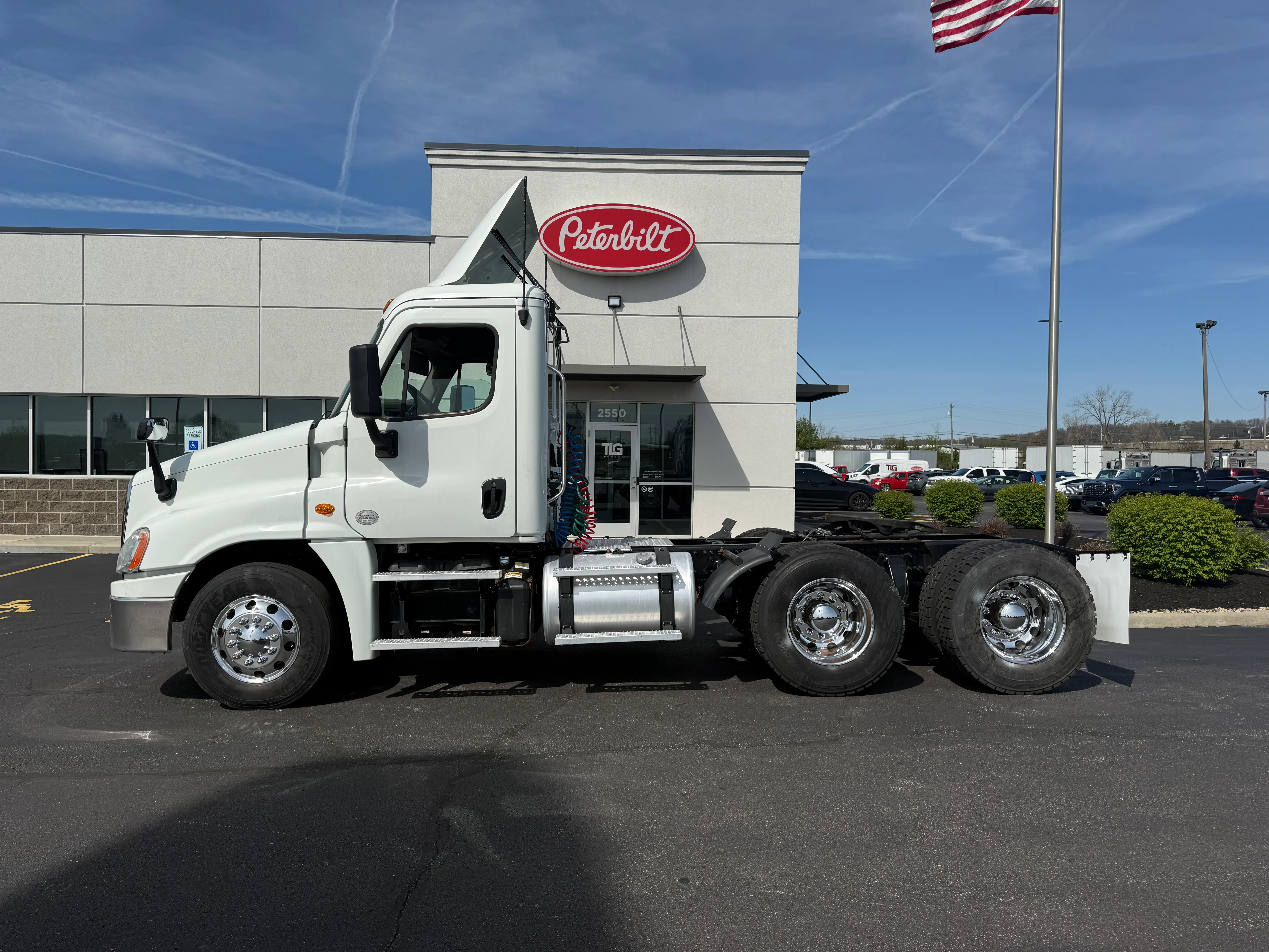 2019 Freightliner Cascadia - image 2