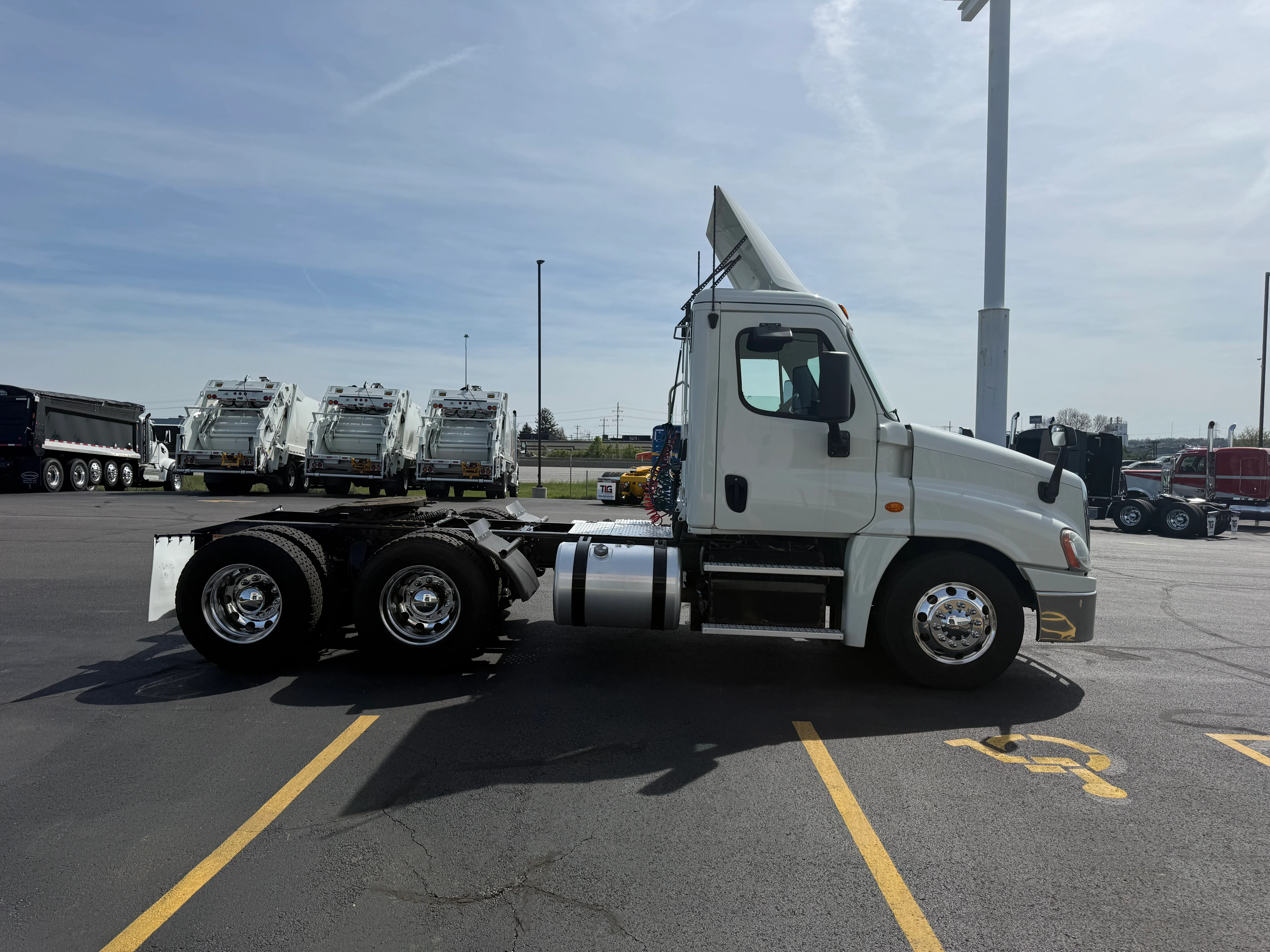 2019 Freightliner Cascadia - image 6