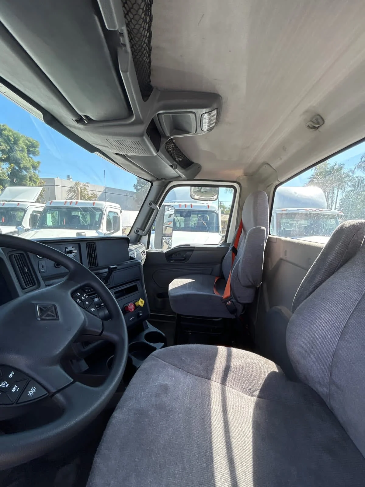 2018 International LT - image 7