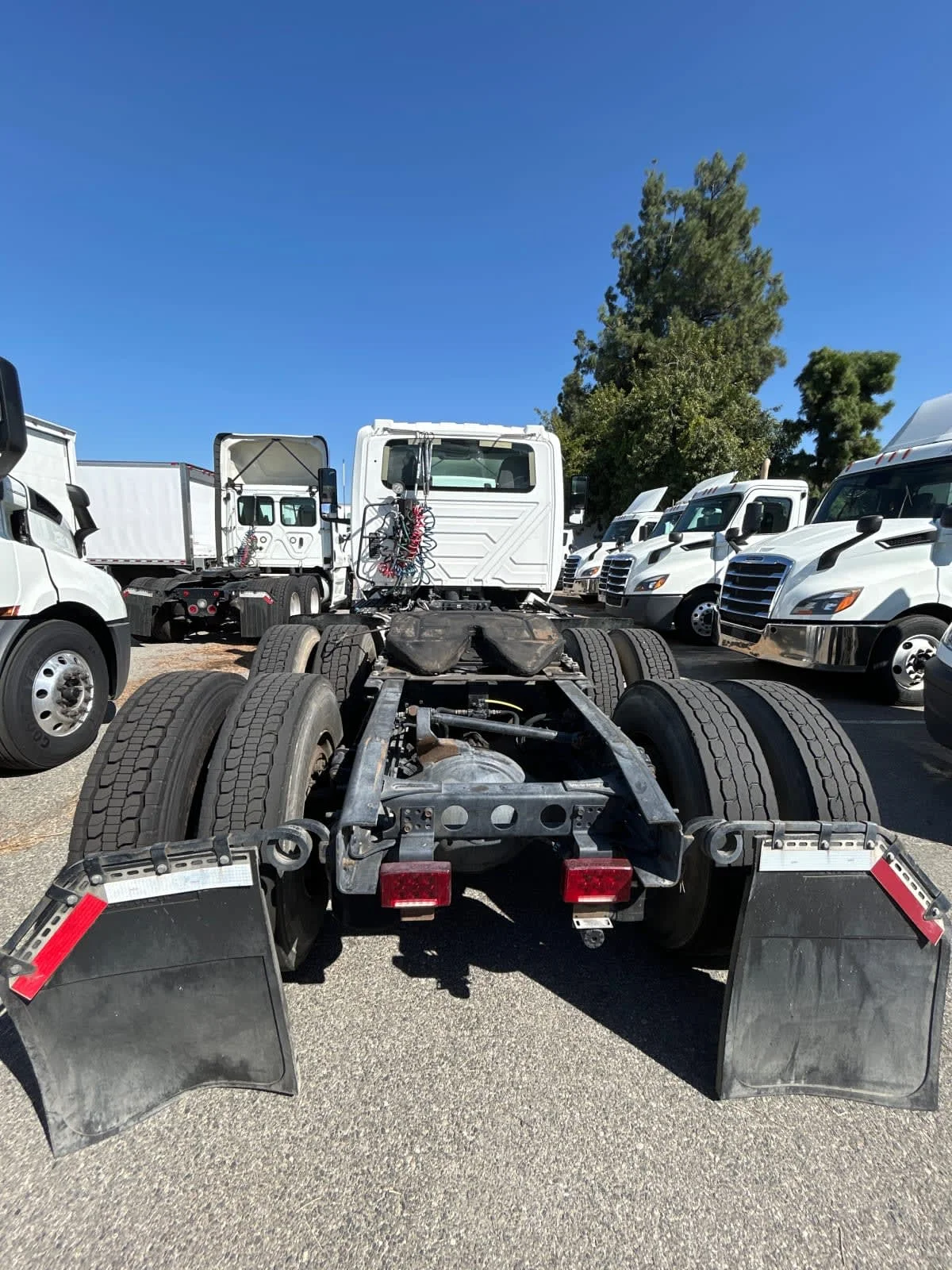 2018 International LT - image 5