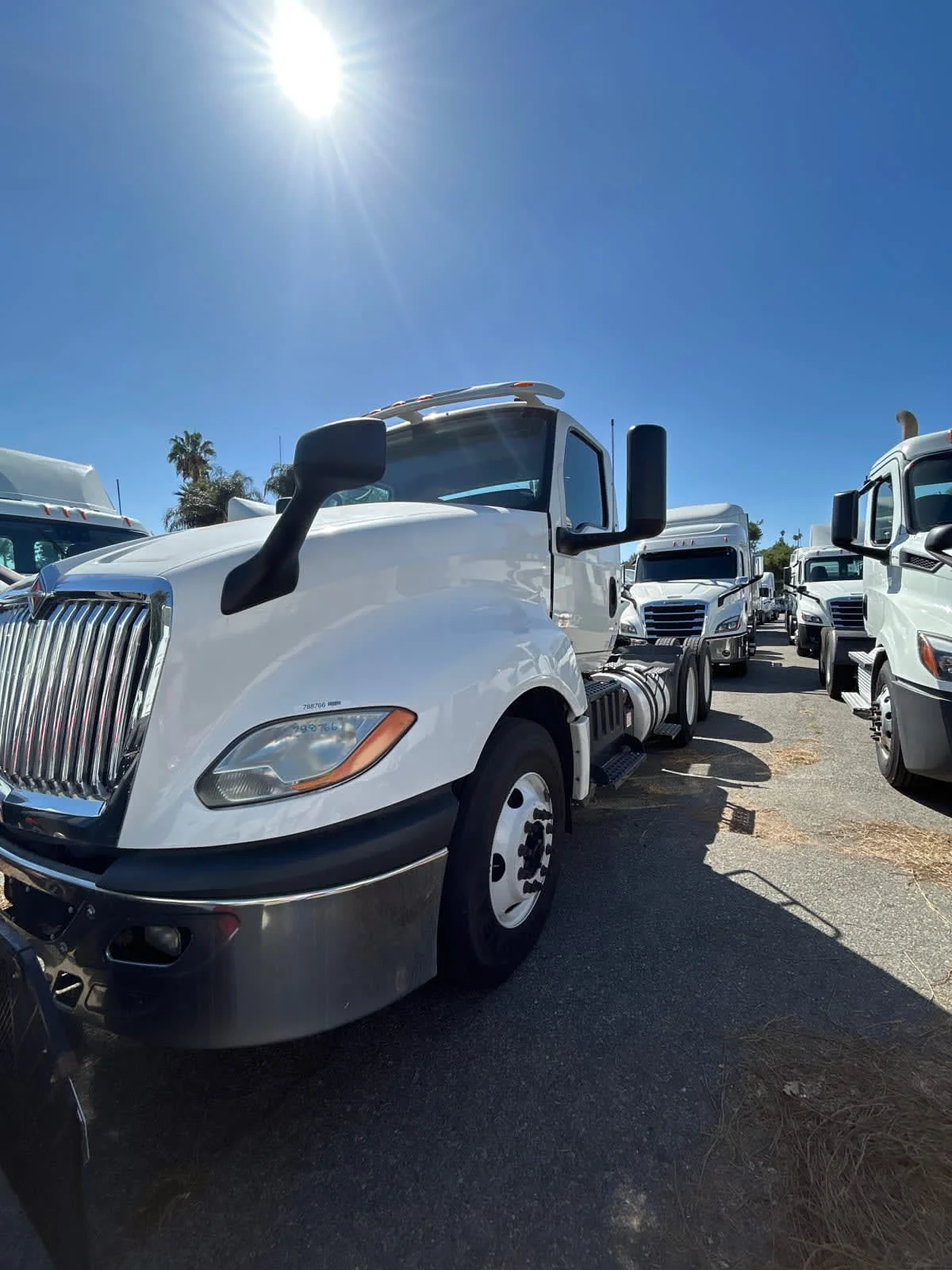 2018 International LT - image 3