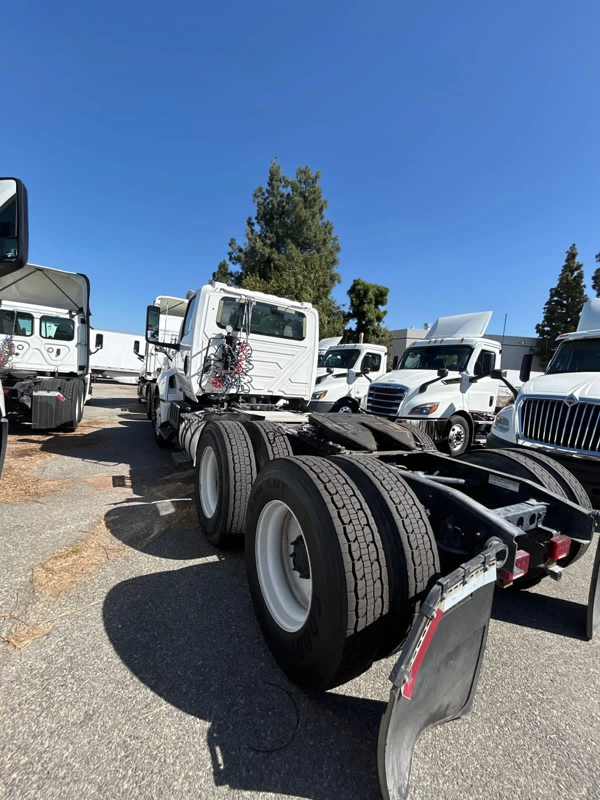 2018 International LT - image 6