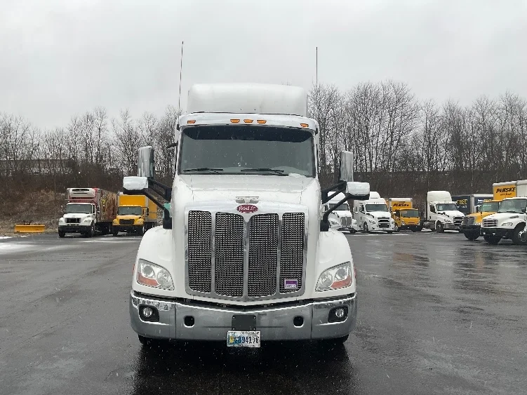 2020 Peterbilt 579 - image 2