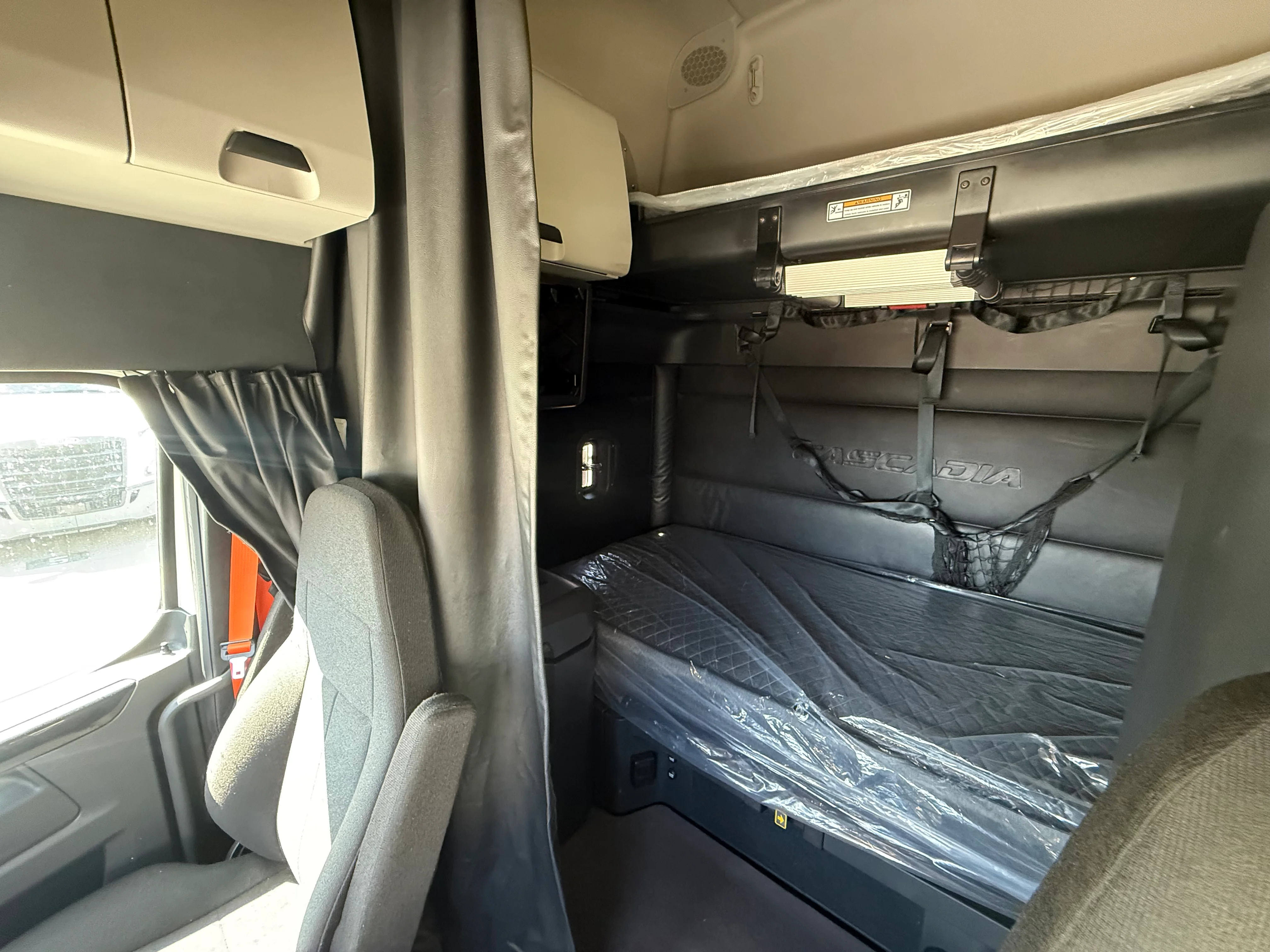 2023 Freightliner Cascadia in Fontana, CA — photo 20