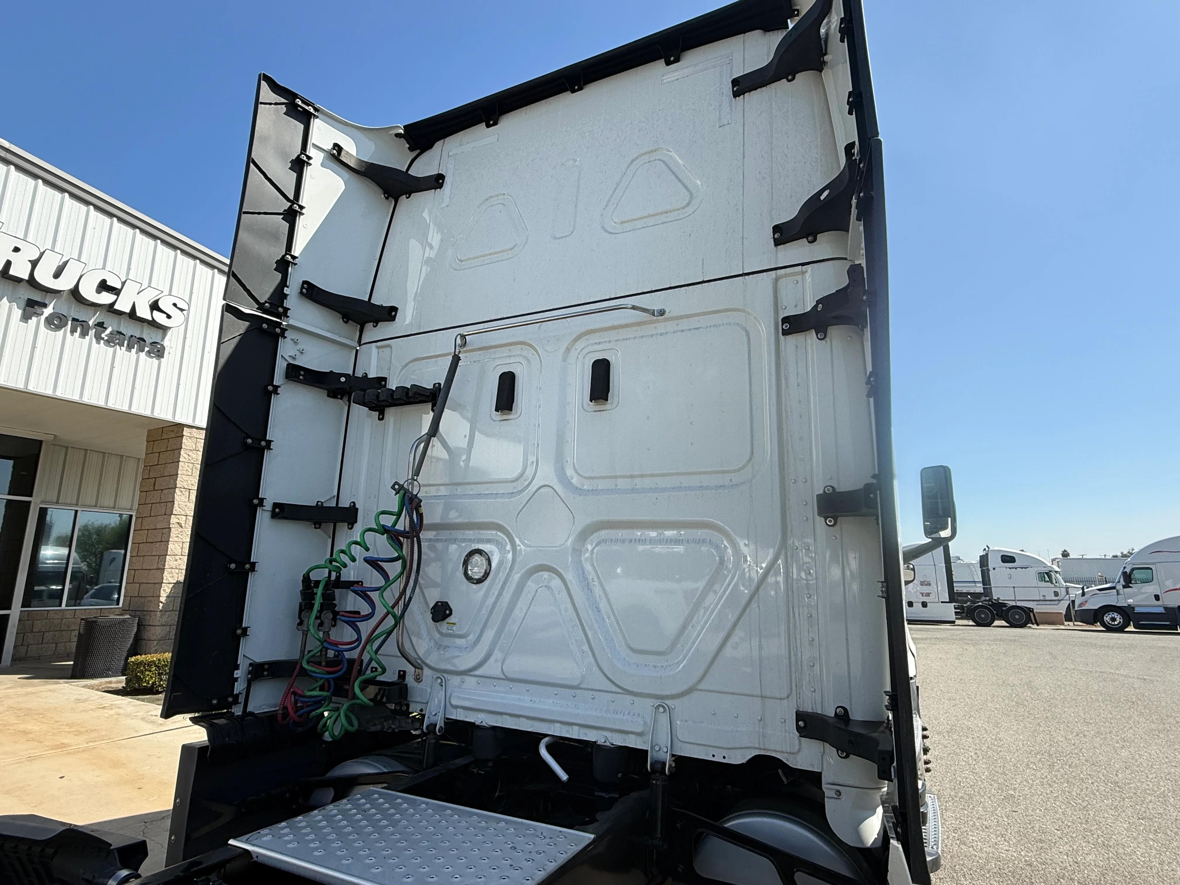 2023 Freightliner Cascadia in Fontana, CA — photo 8