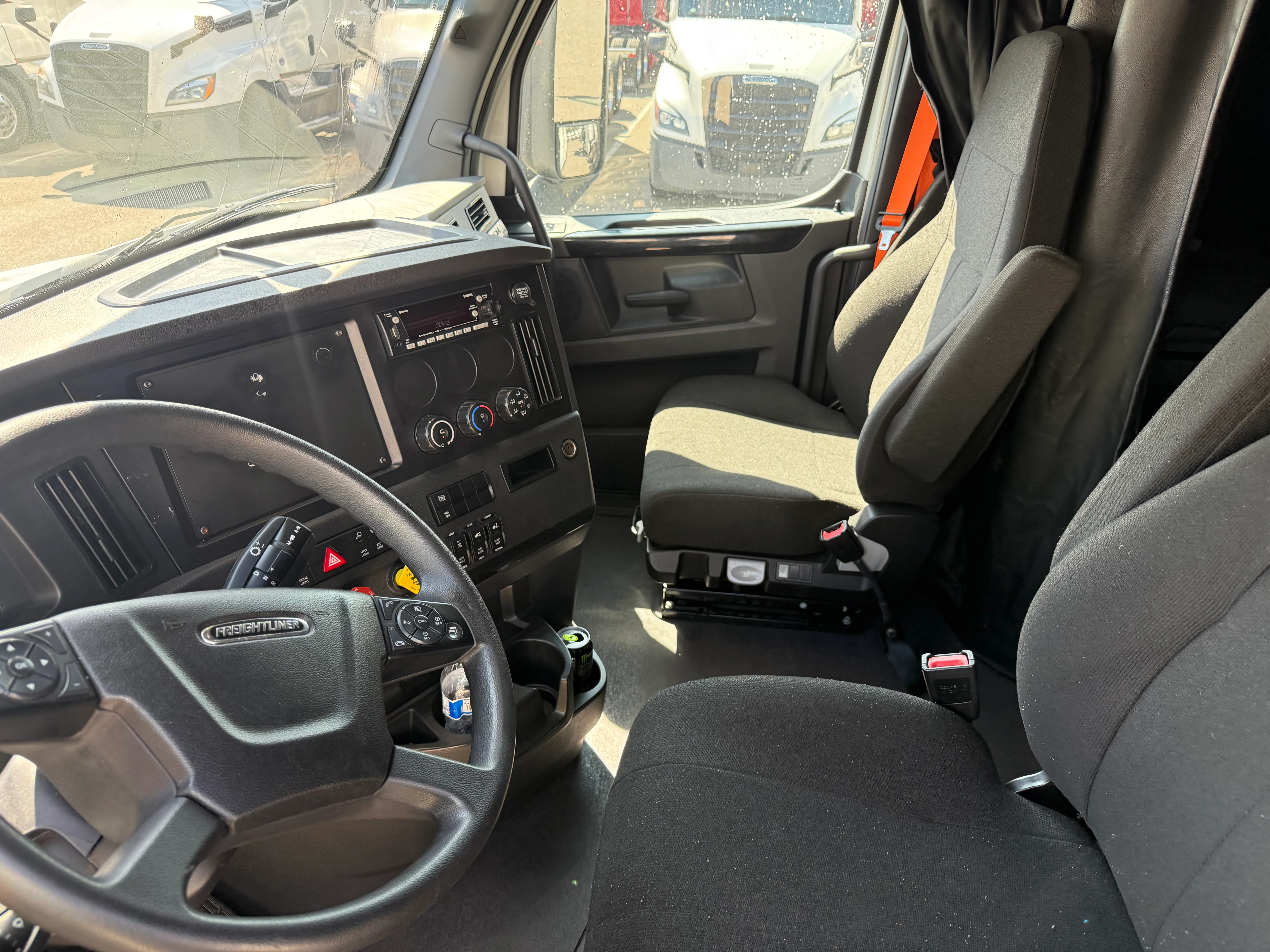 2023 Freightliner Cascadia in Fontana, CA — photo 18