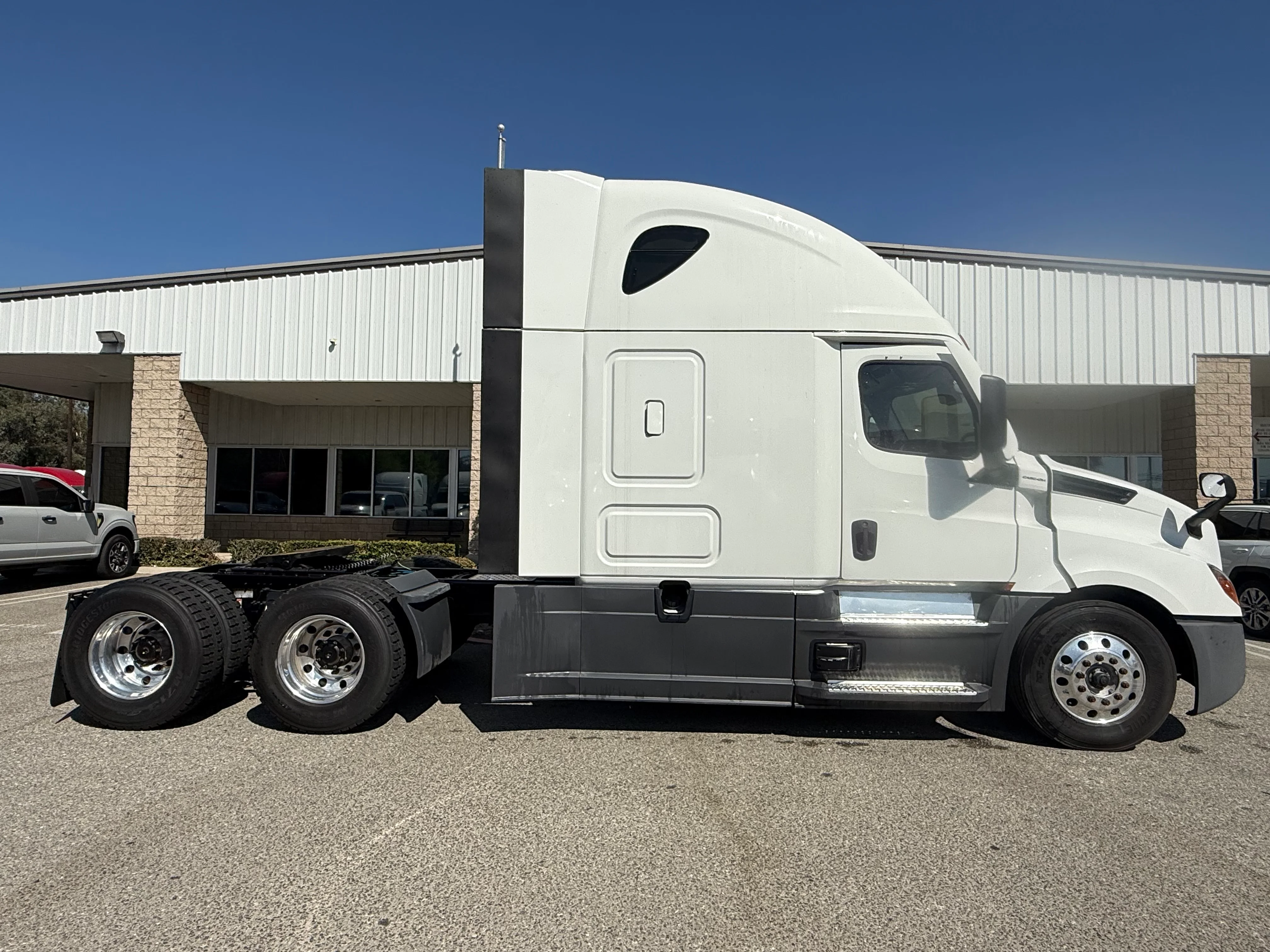 2023 Freightliner Cascadia in Fontana, CA — photo 9