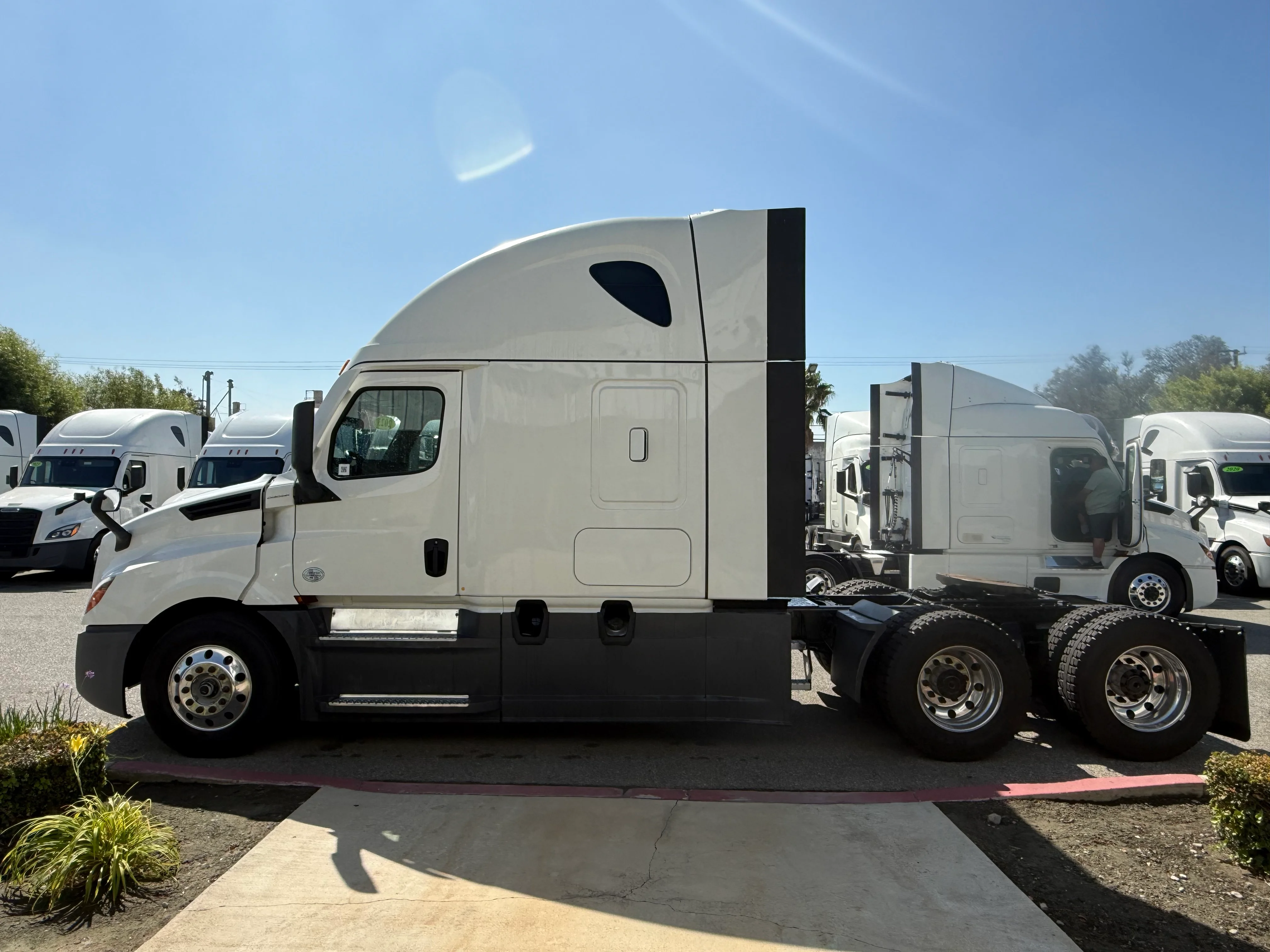 2023 Freightliner Cascadia in Fontana, CA — photo 3