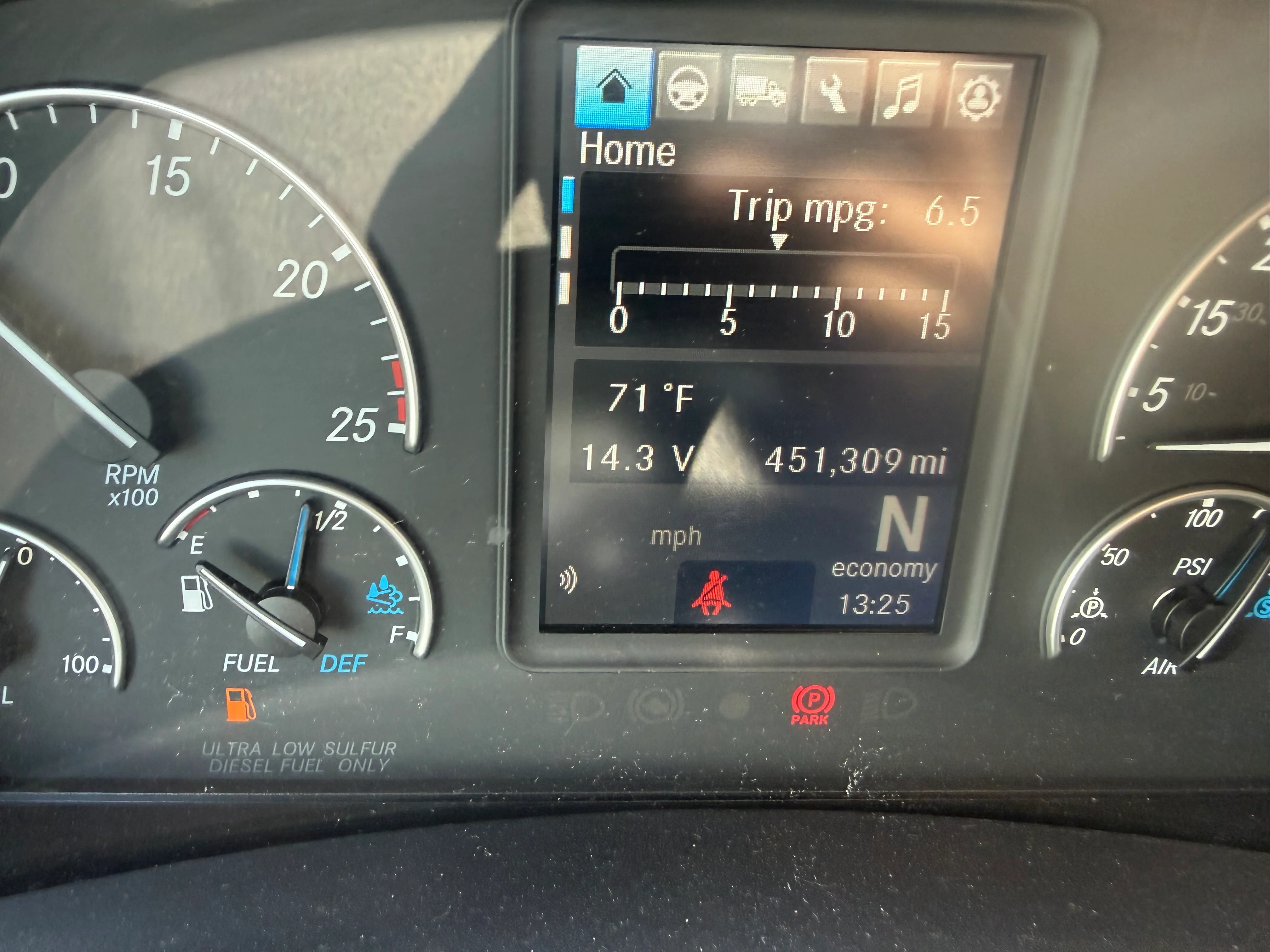 2023 Freightliner Cascadia in Fontana, CA — photo 16