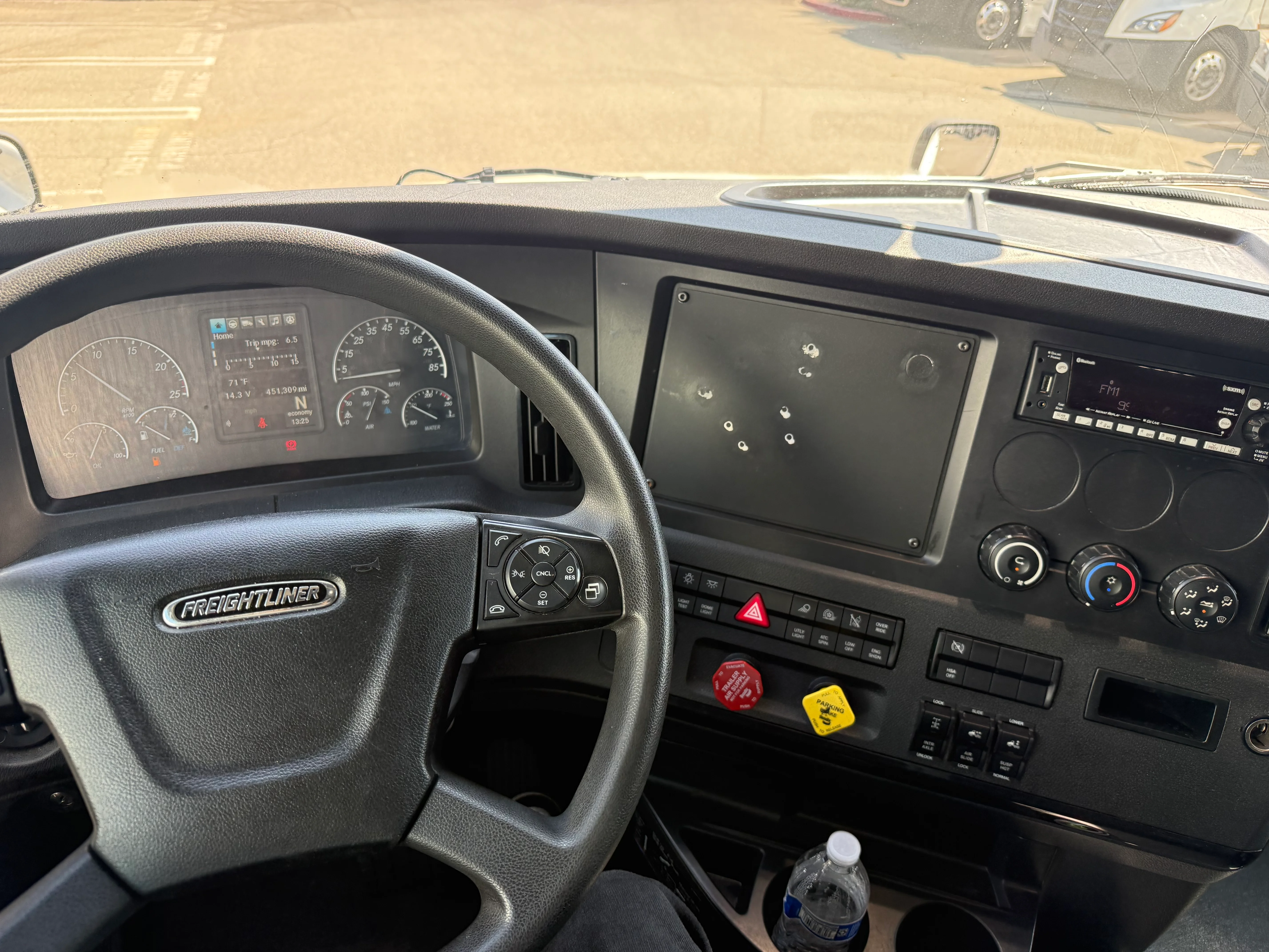 2023 Freightliner Cascadia in Fontana, CA — photo 19