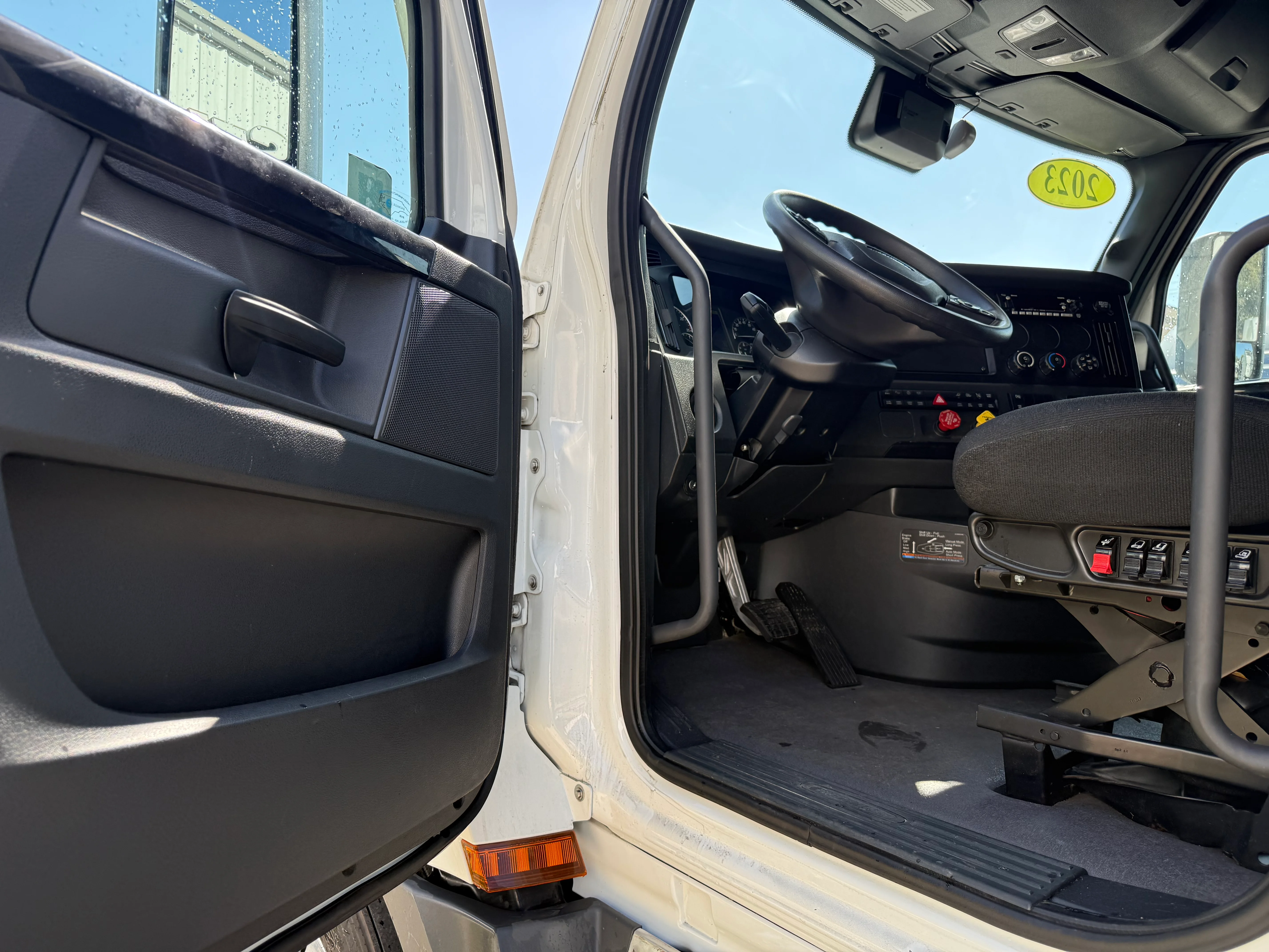 2023 Freightliner Cascadia in Fontana, CA — photo 17