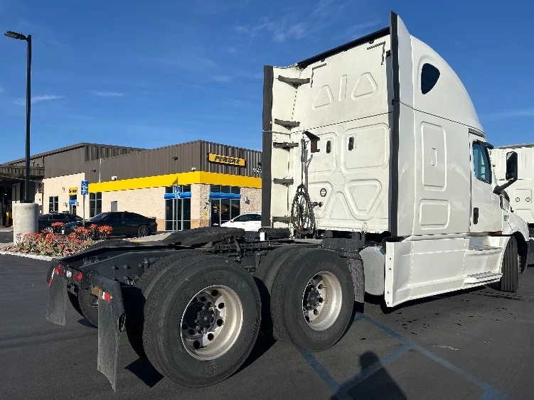 2019 Freightliner Cascadia in Fontana, CA — photo 7