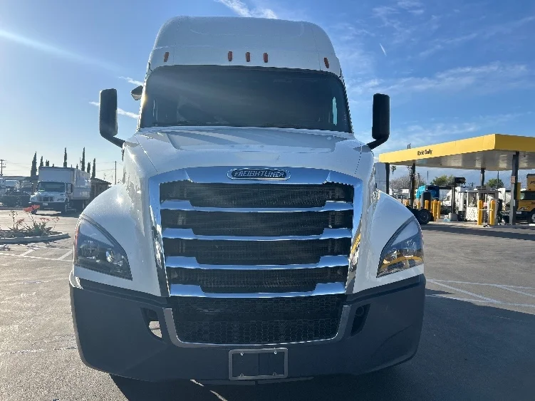 2019 Freightliner Cascadia in Fontana, CA — photo 2