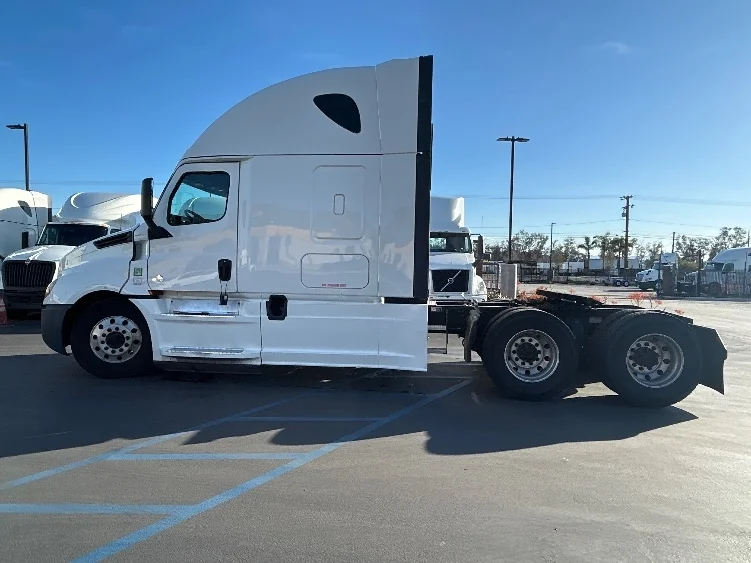 2019 Freightliner Cascadia in Fontana, CA — photo 4