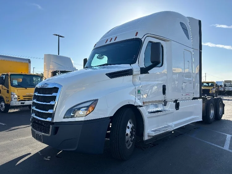 2019 Freightliner Cascadia in Fontana, CA — photo 3
