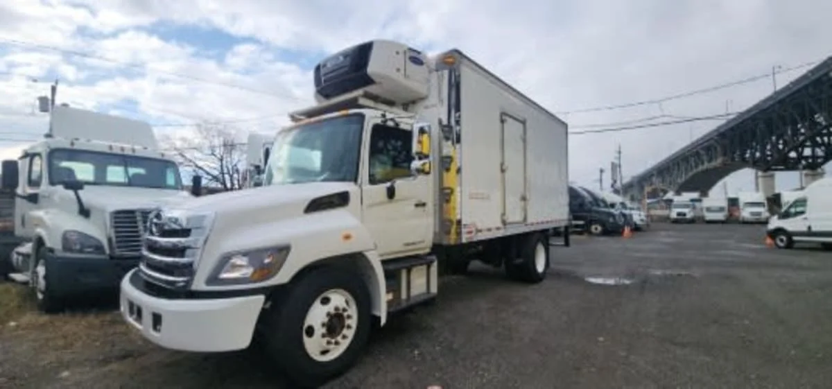 2016 Hino 268 in Newark, NJ — photo 2
