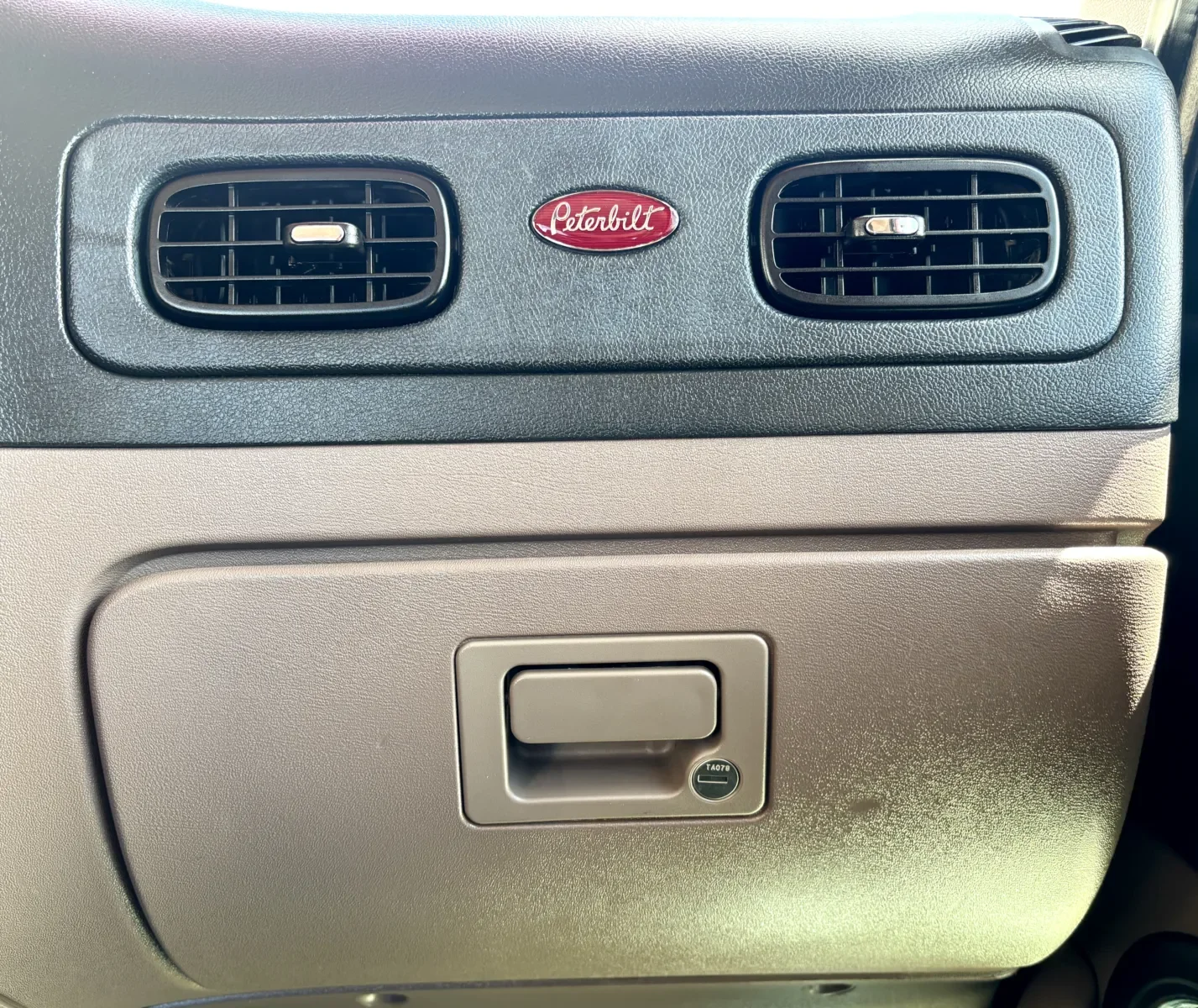 2015 Peterbilt 389 in Hutchins, TX — photo 19