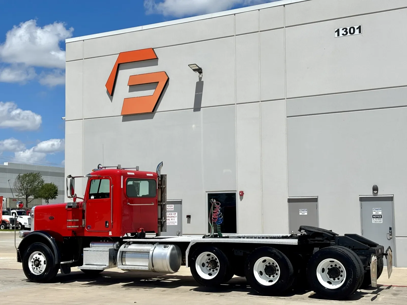 2015 Peterbilt 389 in Hutchins, TX — photo 6