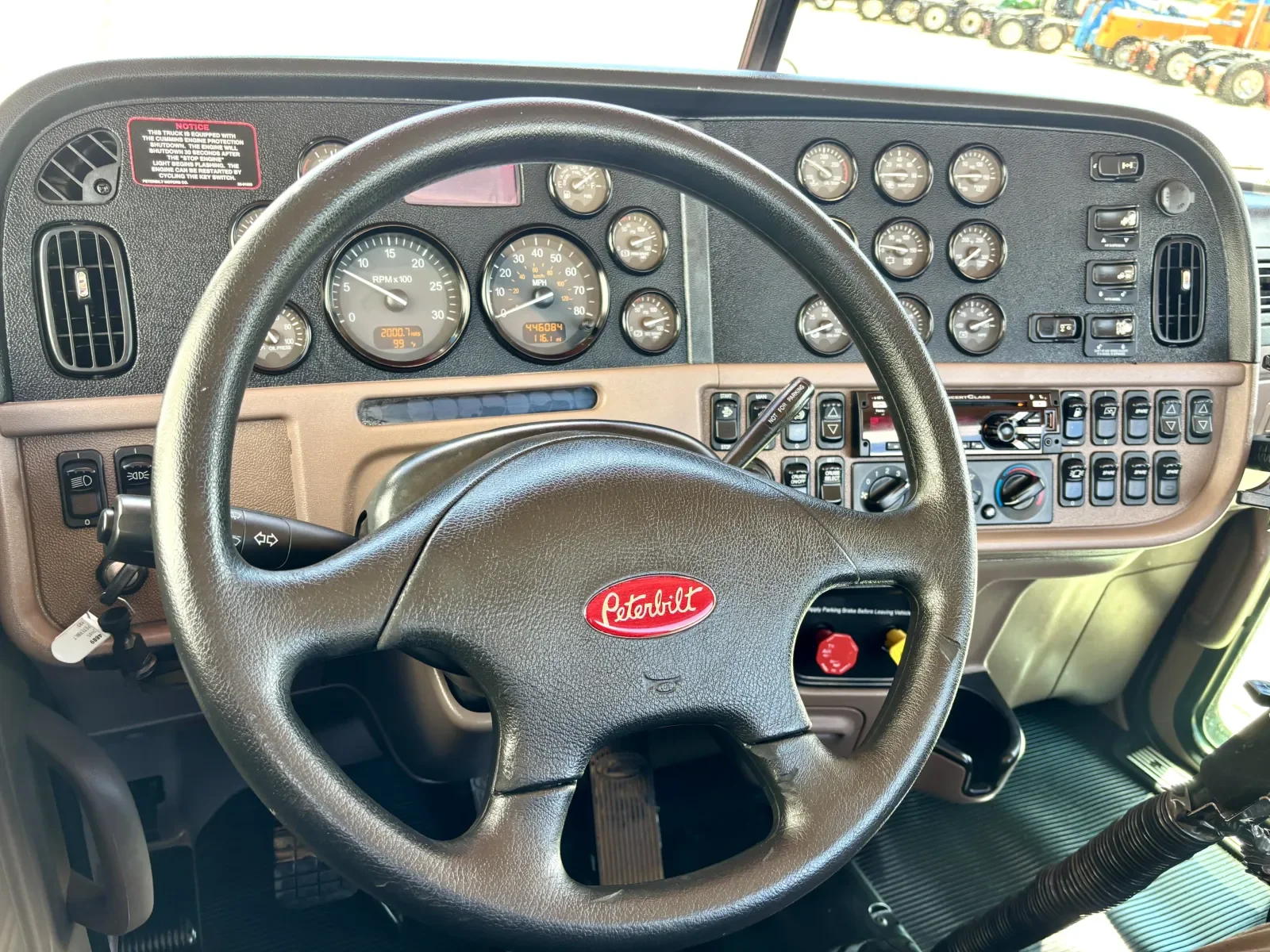 2015 Peterbilt 389 in Hutchins, TX — photo 16