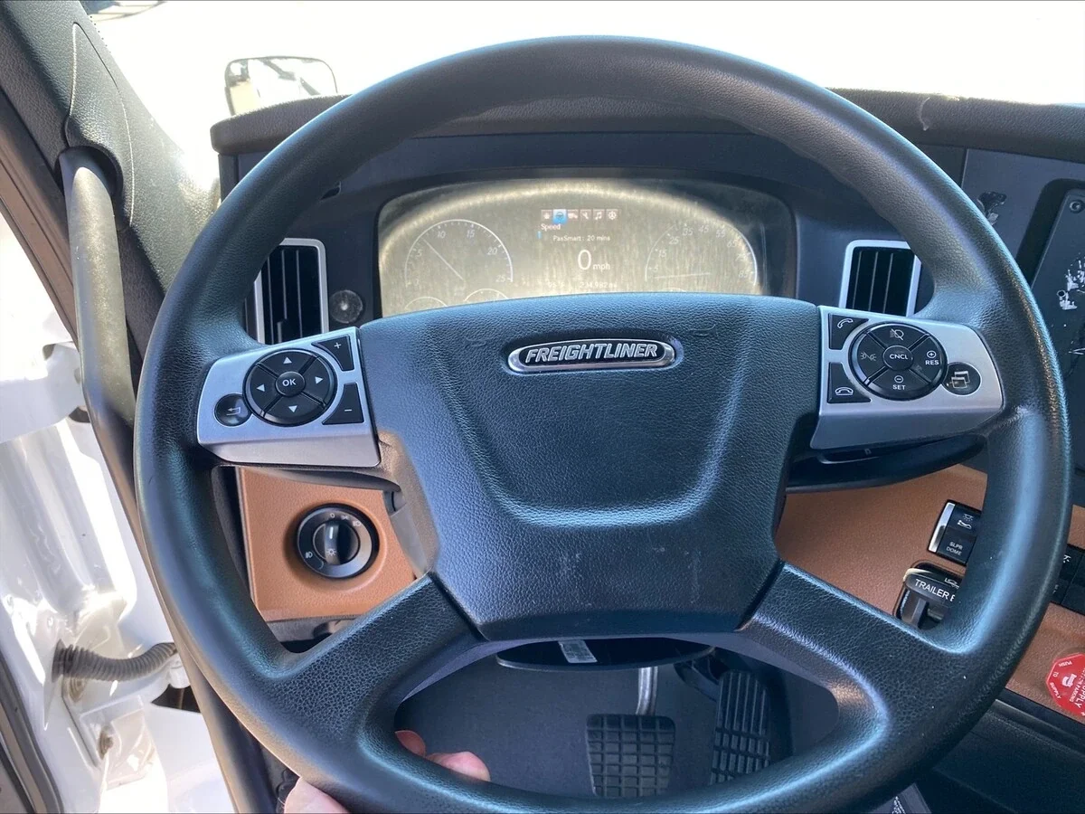 2024 Freightliner Cascadia — photo 16