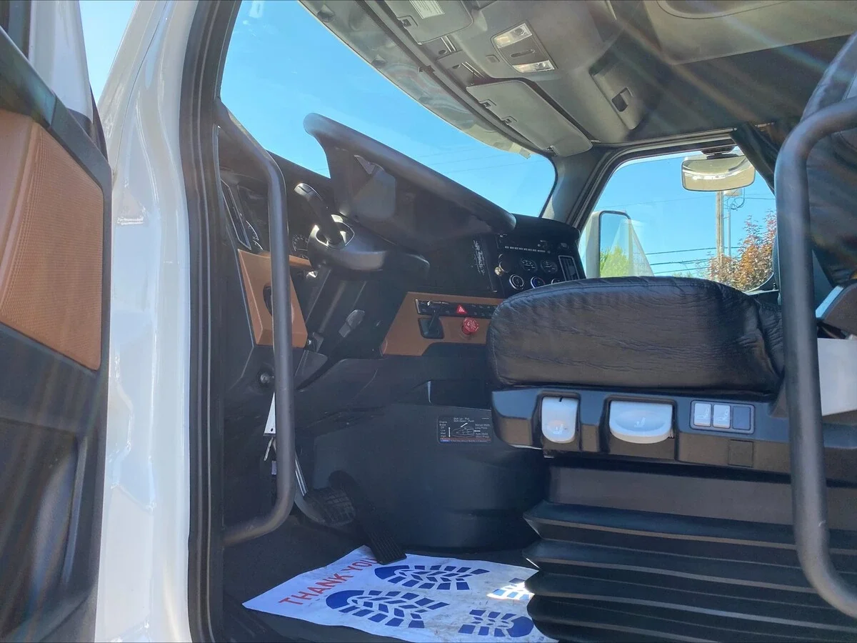 2024 Freightliner Cascadia — photo 11