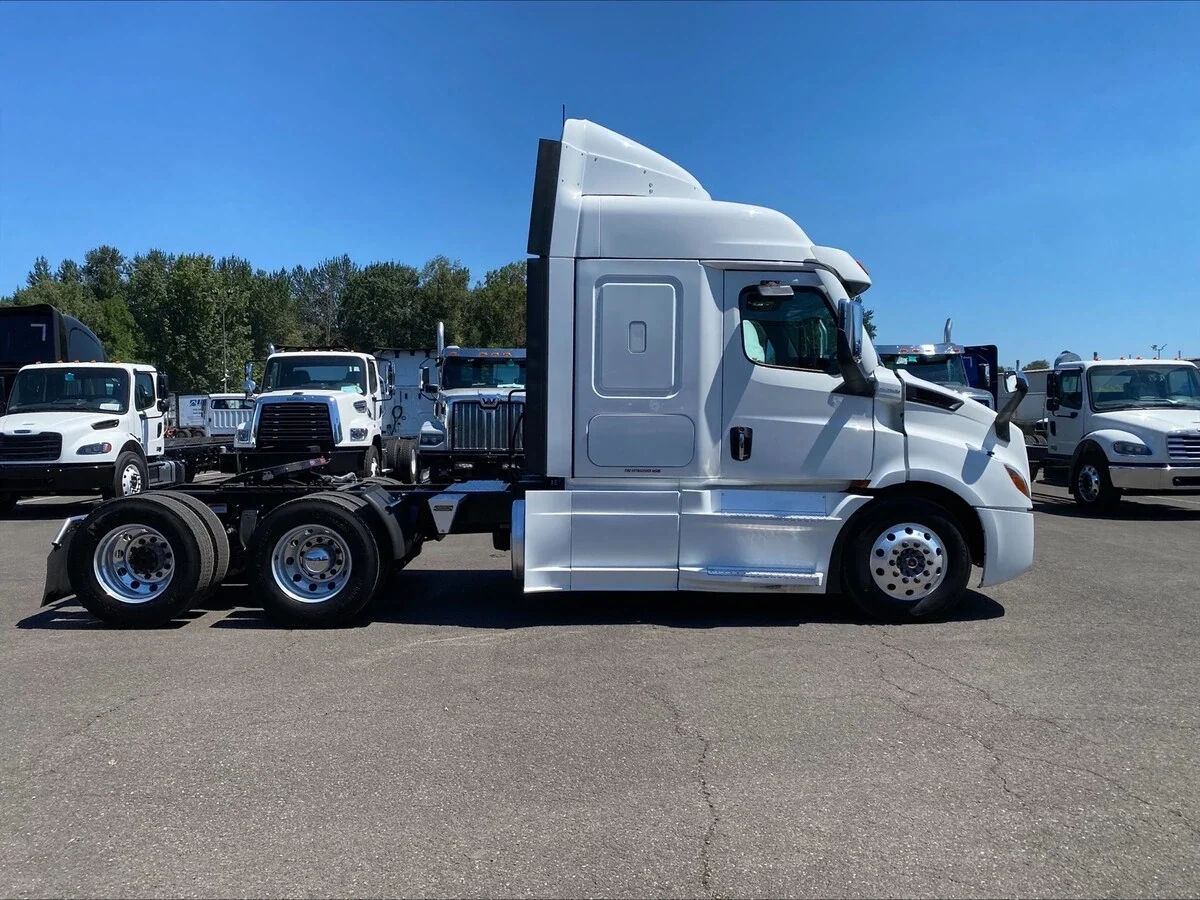 2024 Freightliner Cascadia — photo 6