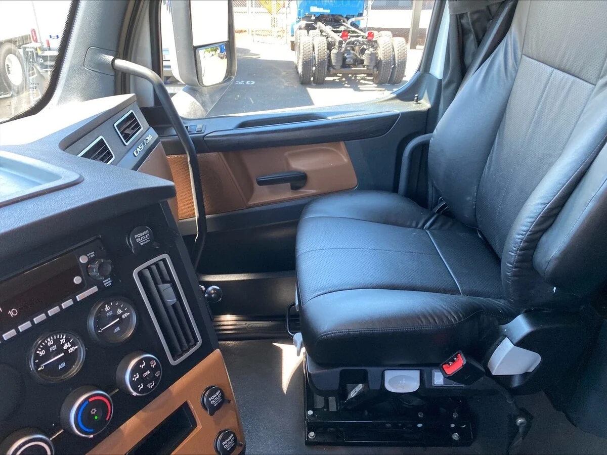 2024 Freightliner Cascadia — photo 12