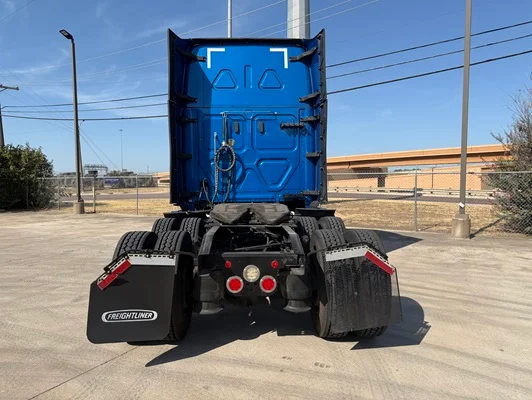2022 Freightliner Cascadia in Fort Worth, TX — photo 5